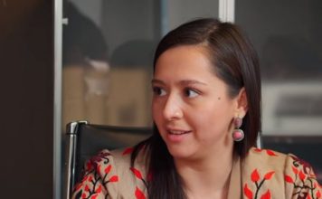 Манижа отпраздновала победу в полуфинале Евровидения-2021 с режиссером Ладо Кватанией