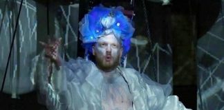 На Чеховском фестивале мир сотворили в аквариуме на тысячу литров