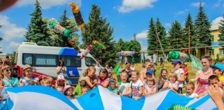 День защиты детей на Донбассе: соревнования по плаванью, катание на коньках, сладости и аниматоры