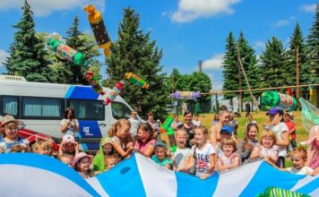 День защиты детей на Донбассе: соревнования по плаванью, катание на коньках, сладости и аниматоры