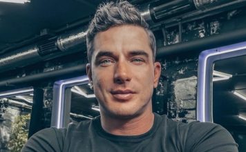 Пользователи заметили букет роз в машине мужа Ксении Бородиной