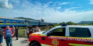 На Закарпатье поезд с 200 пассажирами снес грузовик «Вольво» на переезде – много раненых