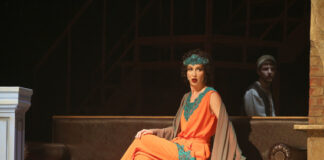 Бузова вернется на сцену МХАТ в новом сезоне: вопреки Дорониной