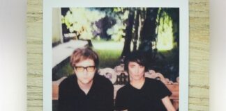 Земфира заинтриговала новыми песнями и молодым человеком на обложке