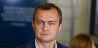 Сын «слуги народа» Аристова позировал топлес на фоне Кремля – в Сети призывают отправить его в зону ООС