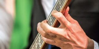 Кассету с уникальной записью Джона Леннона продают с аукциона