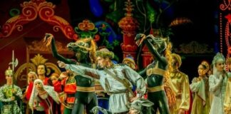 Конёк-Горбунок взлетел в звёздное небо над Санкт-Петербургом