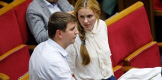 Скороход поцеловала в губы Полякова на похоронах — мать нардепа не выдержала