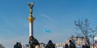 Протест против военного вмешательства ОДКБ: над Киевом пролетел огромный флаг Казахстана