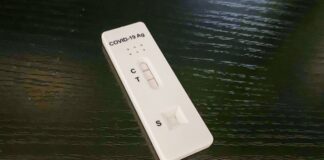 Франция стала лидером Европы по числу заражений ковидом