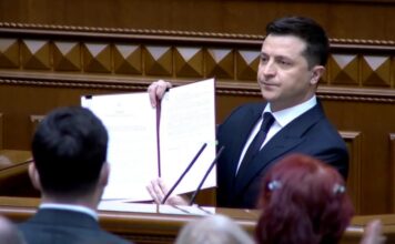 Зеленский распорядился повысить зарплату военным и увеличить армию Украины на 100 тысяч человек