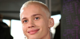 Даня Милохин снимается в «Служебном романе» на современный лад