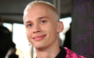 Даня Милохин снимается в «Служебном романе» на современный лад