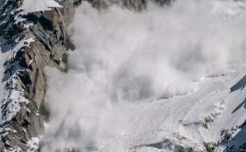 Лавины в Австрии за сутки унесли жизни девяти человек