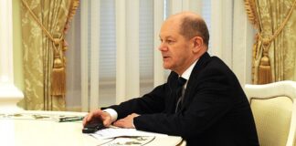 Стол переговоров Путина стал предметом спора итальянского и испанского мебельщиков