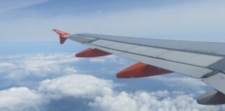 Запрет на полеты в аэропорты юга и центра России продлили до 1 мая