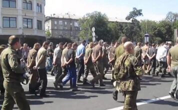 »Парад военнопленных» в Мариуполе: оккупанты уже нашли подставных «пленных» ВСУ