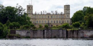 Неизвестные повредили лук и пальцы у статуи Амазонки в Гатчинском парке