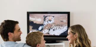 Смотрим любимые мультики всей семьей