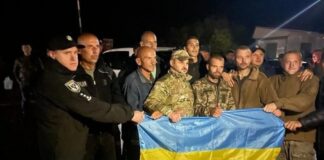 «Пташка» и часть «азовцев» дома: группа защитников Мариуполя вернулась в Украину из российского плена