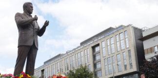 Родные Иосифа Кобзона открыли ему памятник в Москве