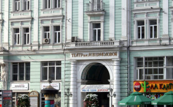 Лишенные работы Олегом Меньшиковым артисты победили в суде