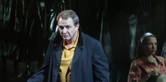 МХАТ Горького открылся в имперском духе: позолота и гимн России