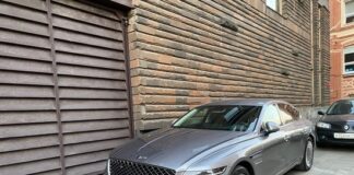 Во МХАТе у Дорониной: машина новая, кабинет старый