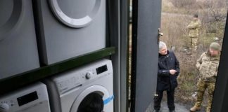 Порошенко привез в 79-ю ОДШБр мобильный бытовой комплекс: за ними уже стоит очередь из бригад