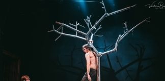 Спектакль из Екатеринбурга по легендарной пьесе 90-х показали в Москве