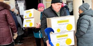 Жители Никопольского района получили проднаборы от Фонда Ахметова