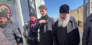 Появилось видео, как наместник Киево-Печерской лавры Паша-Мерседес угрожает журналистам палкой