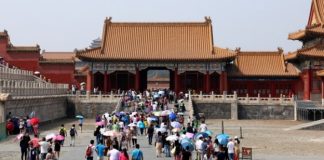 Туристы в Китае столкнулись с проблемой оплаты услуг банковскими картами и наличными