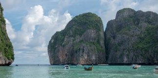 Черноперые акулы вернулись в бухту Майя-Бэй в Таиланде