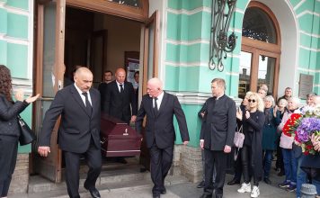 В Петербурге простились с актером Сергеем Дрейденом: Фрейндлих и Сокуров на сцену не вышли