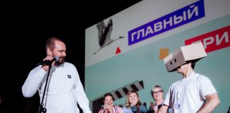 Татарский режиссер вышел за наградой, надев на голову коробку
