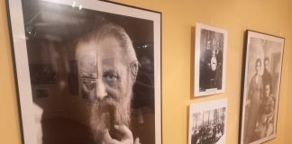 В Москве показали черно-белую жизнь и цветную смерть автора «Малахитовой шкатулки»