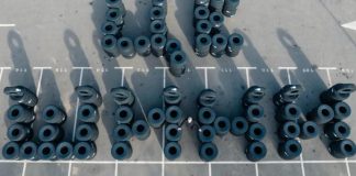 Нашли дефицитную резину: Порошенко везет на фронт 320 шин для »хаммеров»