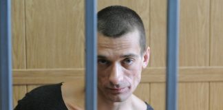 Петру Павленскому неожиданно вынесли мягкий приговор за публикацию порно политика