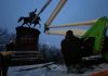 Щорс переезжает: в Киеве начался демонтаж памятника советскому командиру