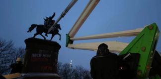 Щорс переезжает: в Киеве начался демонтаж памятника советскому командиру