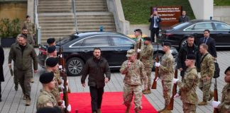 Перед историческим саммитом ЕС Зеленский побывал на крупнейшей логистической базе армии США в Европе