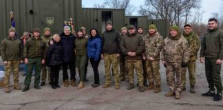 Порошенко встретил День волонтера на фронте: пятый президент привез технику в 10-й армейский корпус