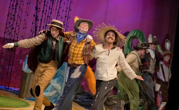 В театре «Эрмитаж» поставили «Сказки дядюшки Римуса»: елка выросла рядом с кактусом