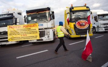 Польские фермеры начали пропускать транспорт из Украины: где послабили протест