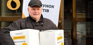 В Харькове выдали помощь для переселенцев из Луганской области от Фонда Рината Ахметова