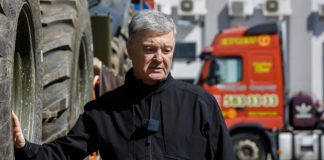 «Спасибо СБУ, что остановило попытку сорвать поставку»: Порошенко повез военным экскаваторы для сооружения фортификаций