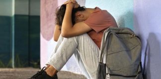 В Каменце-Подольском во время экскурсии учитель перед детьми избил 6-классника, потому что тот якобы сел на скамейку без разрешения: дело хотят замять