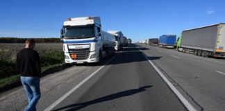 Дальнобойщики устроили протест из-за изменений в мобилизации: 100 фур перекрыли трассу Киев-Одесса