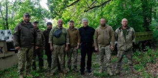 Порошенко привез защитникам Волчанская FPV-дроны и технику